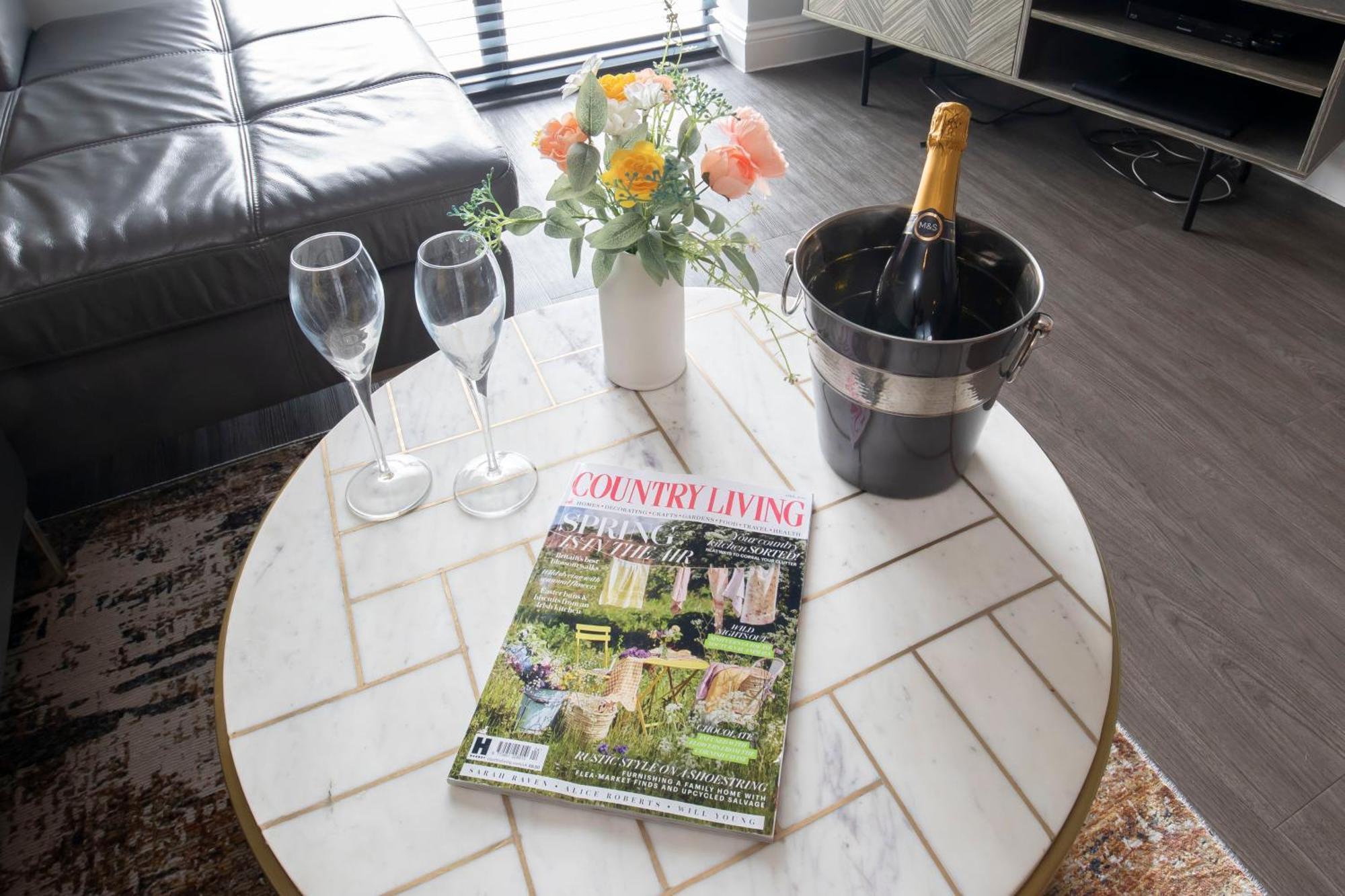 Elliot Oliver - Stylish 2 Bedroom Apartment With Parking In The Docks 글로스터 외부 사진